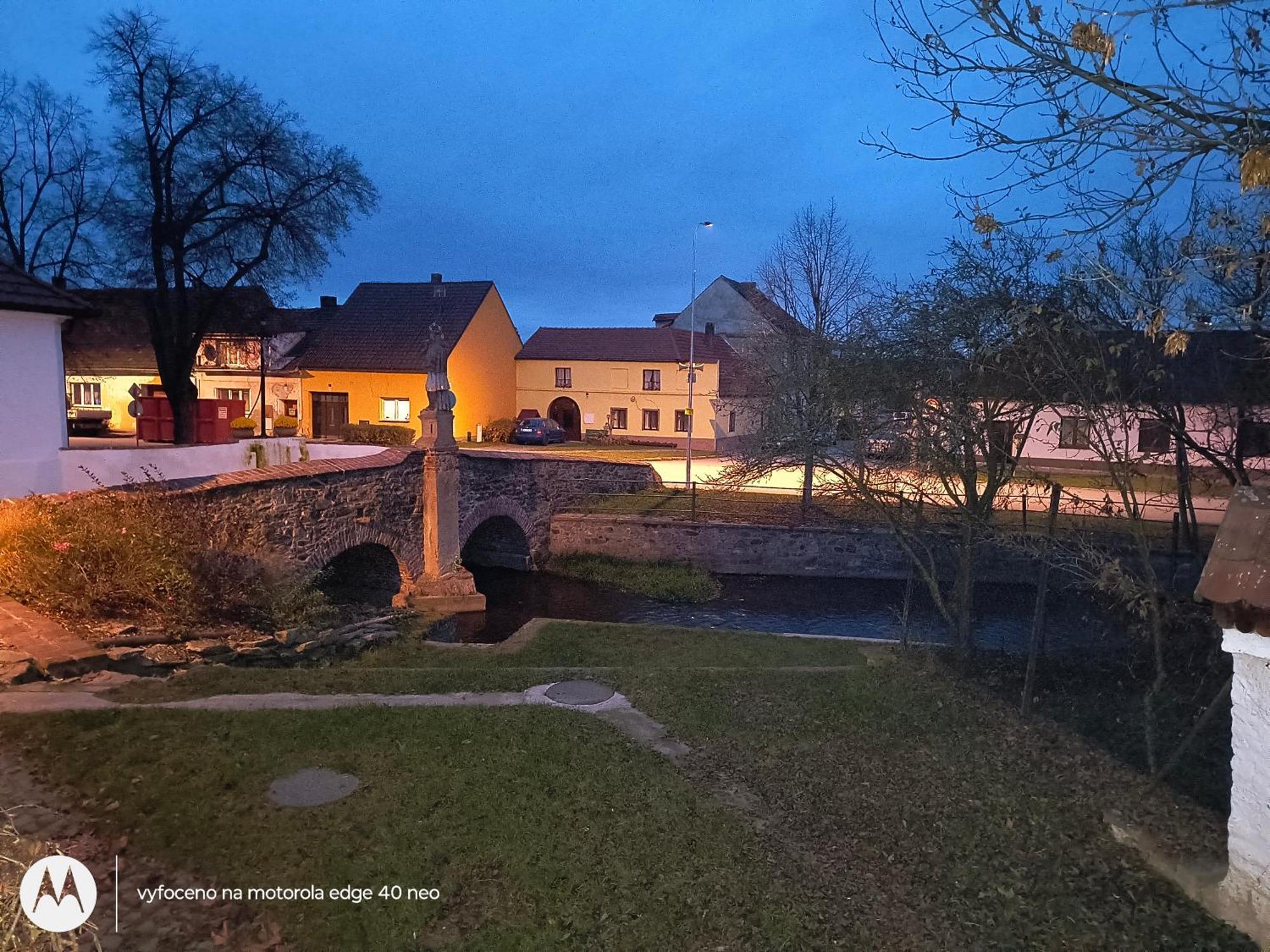 Chaloupka U Mostu Sv Jana V Centru Vodnan Vodňany Exteriér fotografie