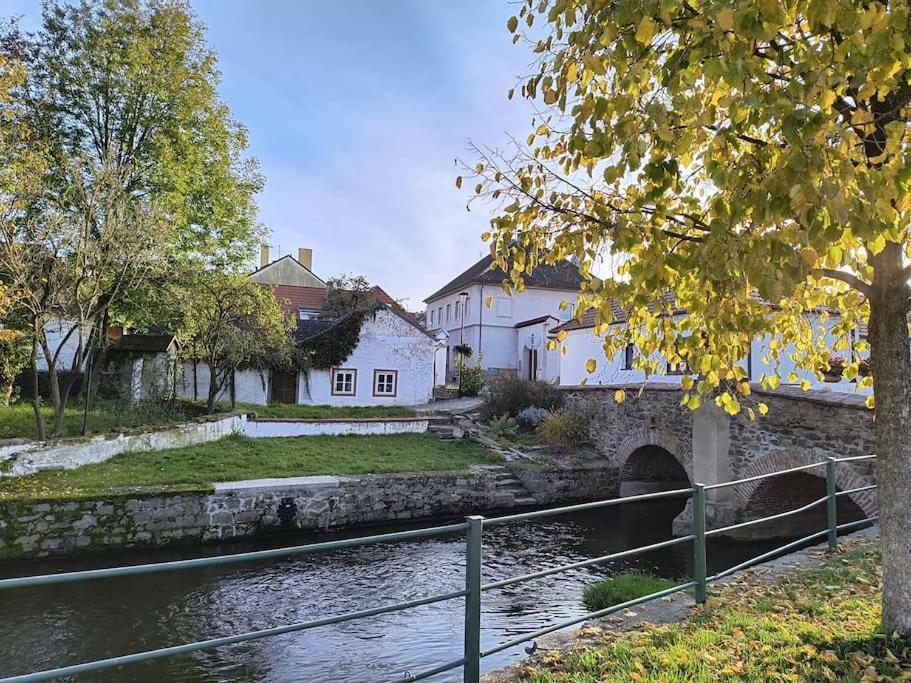 Chaloupka U Mostu Sv Jana V Centru Vodnan Vodňany Exteriér fotografie